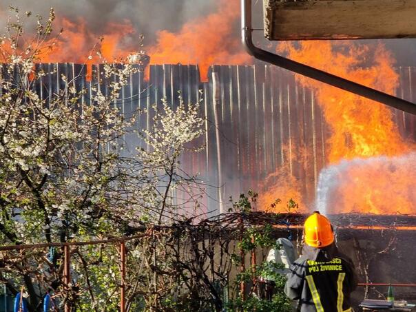 Lokaliziran požar na objektu firme u Živinicama, nastala velika šteta