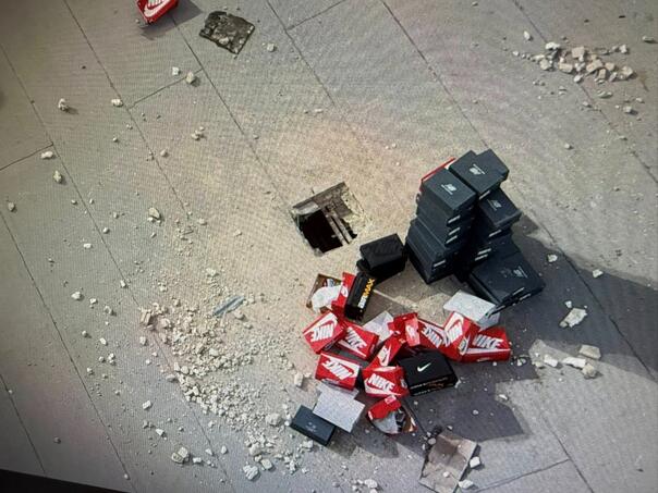 Lopovi isjekli rupu u krovu tržnog centra i ukrali 500 pari patika