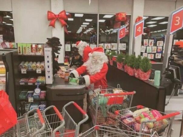 Lopovi odjeveni u Djeda Mrazove opljačkali market i hranu podijelili je siromašnim