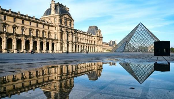 Louvr zatvoren iz straha od koronavirusa, turisti ostali pred ulazom u muzej