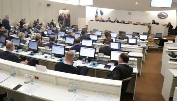 Lovrinović povukao zahtjev da se s dnevnog reda skine smanjenje otpremnina