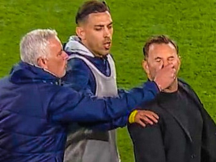 Ludilo u Turskoj: Mourinho povukao trenera Galate za nos