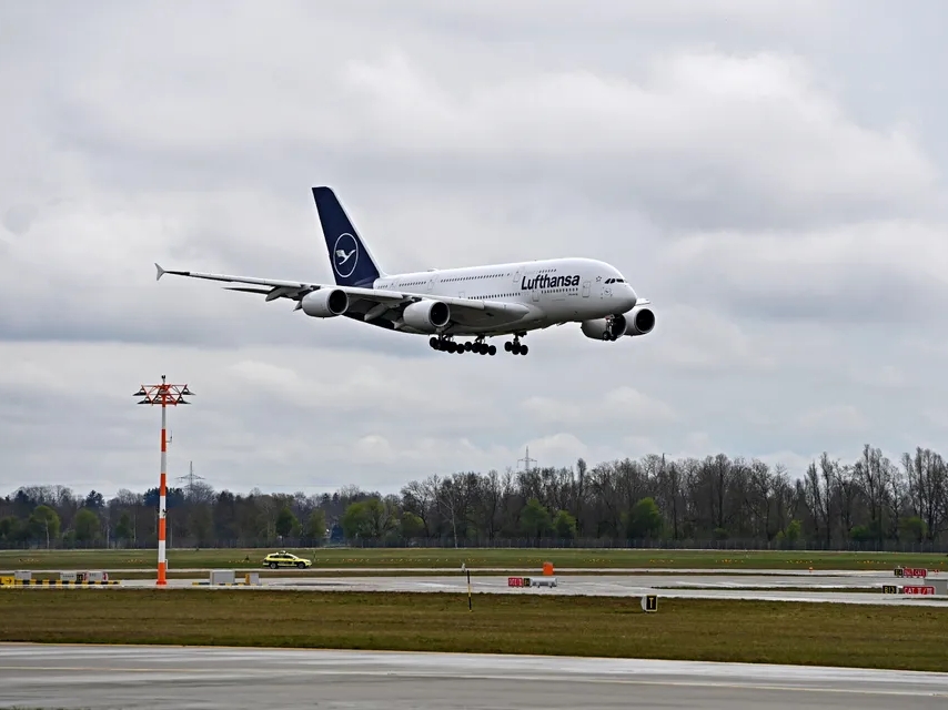 Lufthansin avion A380 sletio van piste u Minhenu, oštećena signalizacija