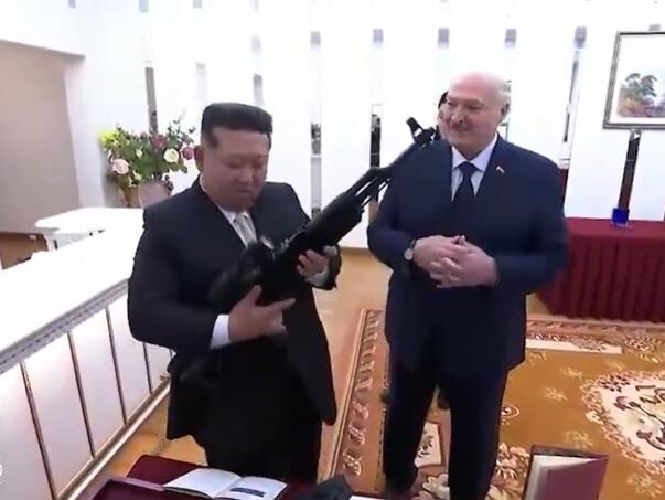Lukašenko poklonio Kim Jong-unu jurišnu pušku: Za svaki slučaj, može zatrebati