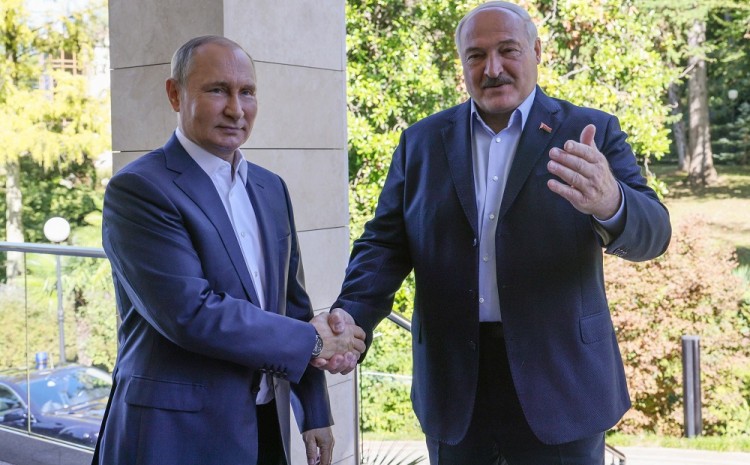 Lukašenko poklonio traktor Putinu za 70. rođendan