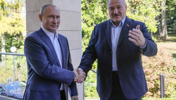 Lukašenko poklonio traktor Putinu za 70. rođendan