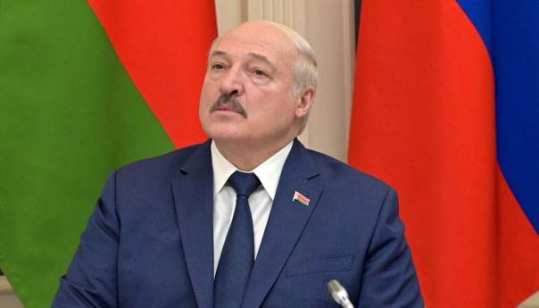 Lukašenko: Srbija ne može da sjedi na više stolica