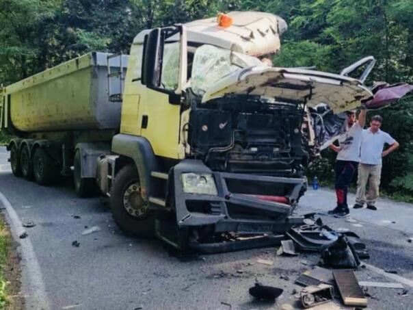 Lukavac: U sudaru dva kamiona povrijeđena jedna osoba