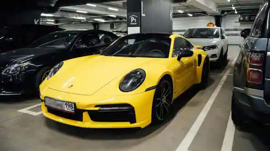 Luksuzni automobili ruskih turista pune garaže aerodroma u Helsinkiju