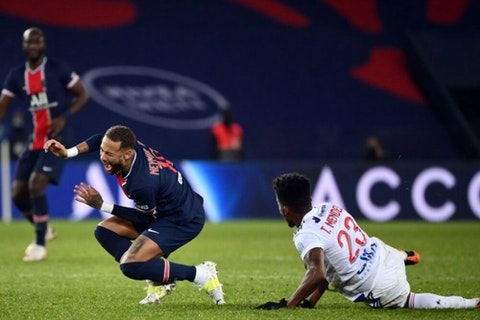 Lyon trijumfirao kod PSG-a nakon 13 godina, Neymar iznesen na nosilima