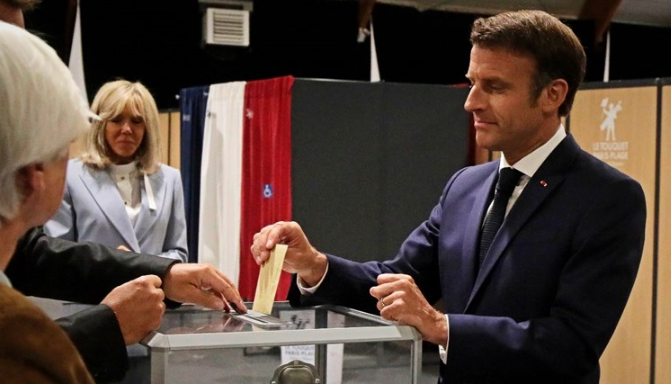 Macron gubi apsolutnu većinu u parlamentu