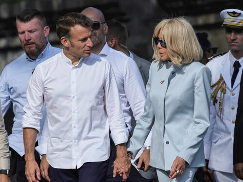 Macron i Brigitte nakon šamara u Vijetnamu nastavili turneju držeći se za ruku