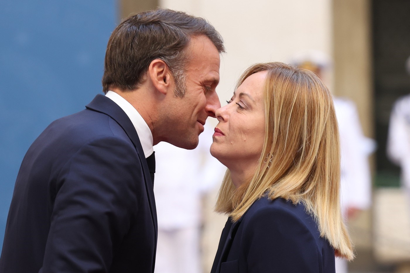 Macron i Meloni: Fotografije koje ne asociraju na politički sastanak