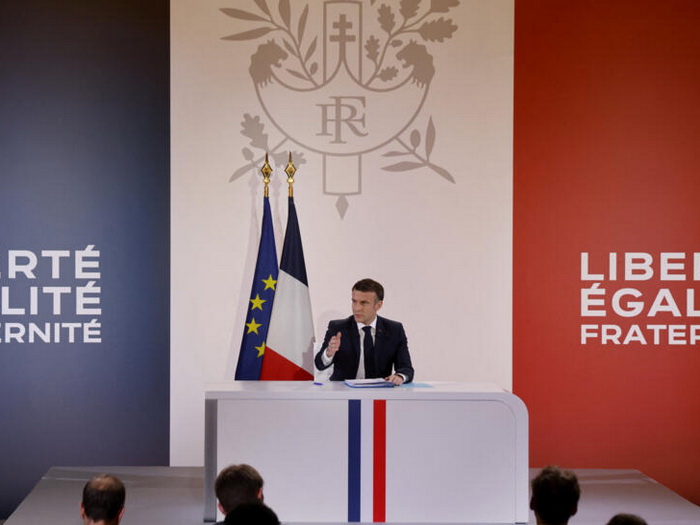 Macron najavio uniforme u školama, ograničavanje vremena pred ekranima za djecu