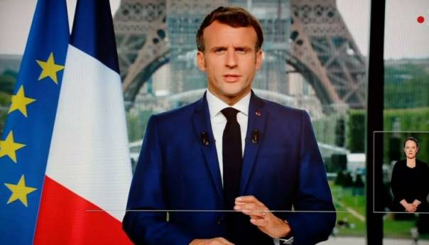 Macron: Pooštriti mjere i otežati život nevakcinisanim u Francuskoj