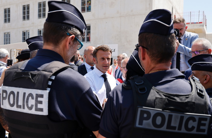 Macron razmatra kontrolu društvenih mreža
