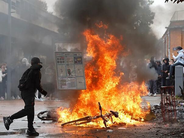 Macron se sastaje s predstavnicima učenika po prvi put od izbijanja protesta