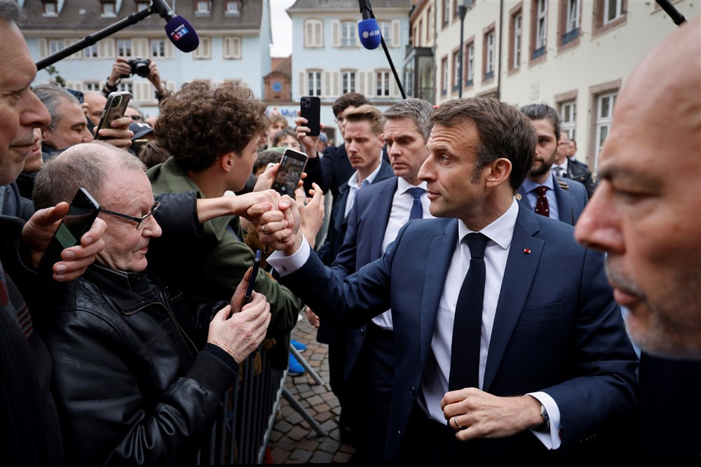 Macron: Šerpe neće pomoći Francuskoj da krene naprijed