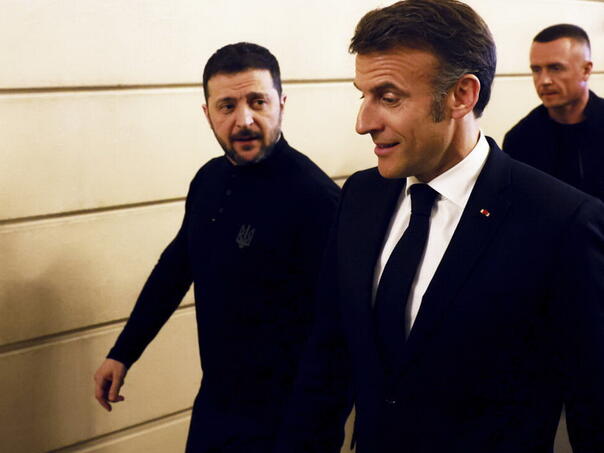 Macron smatra da je previše rano govoriti o ukidanju sankcija Rusiji