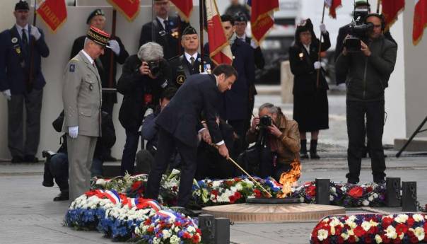 Macron u Parizu predvodio ceremoniju obilježavanja kraja Drugog svjetskog rata