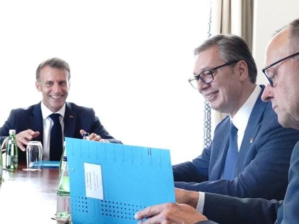 Macron u Tivtu hvalio Vučića: Srbija uspješno provodi reforme