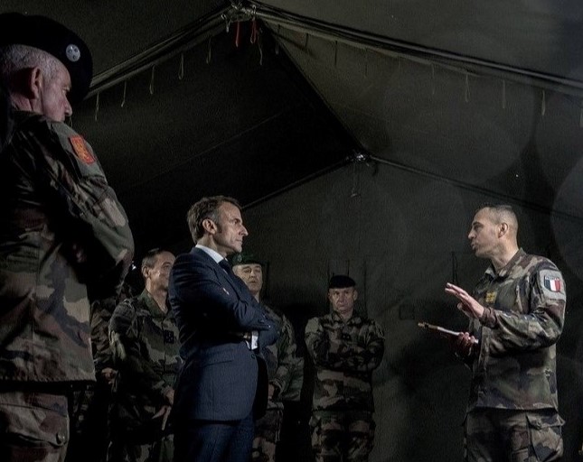 Macron želi uvesti "dobrovoljni vojni rok"