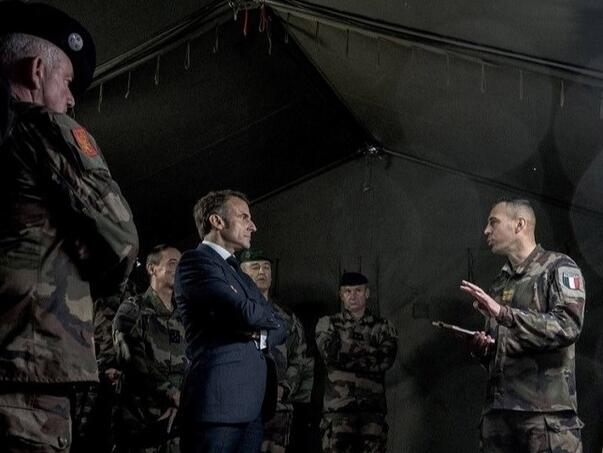 Macron želi uvesti "dobrovoljni vojni rok"