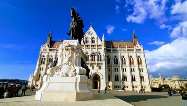 Mađarska će obezbijediti besplatne tretmane vantjelesne oplodnje