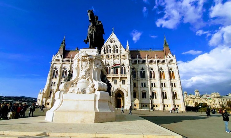 Mađarska proširuje aktivnosti uslužnog sektora, stopa vakcinacije 40 posto