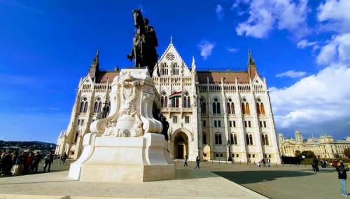 Mađarska proširuje aktivnosti uslužnog sektora, stopa vakcinacije 40 posto