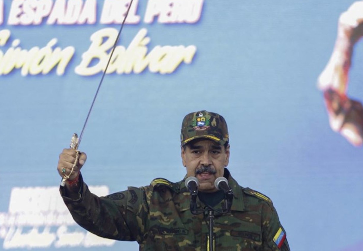 Maduro u uniformi mahao mačem pred svojim pristalicama