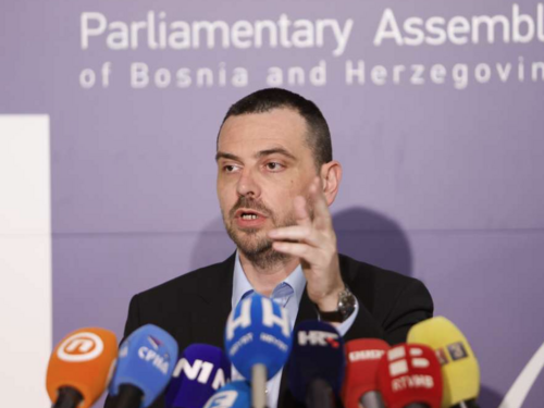Magazinović: Amidžiću, vrati ljudima pare...