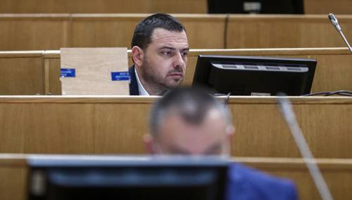 Magazinović Tegeltiji: Da li vas je stid što građani idu u Srbiju na vakcinaciju