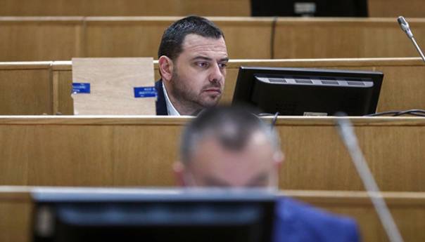 Magazinović Tegeltiji: Da li vas je stid što građani idu u Srbiju na vakcinaciju