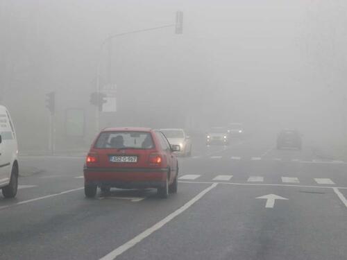 Magla i niska oblačnost smanjuju vidljivost na pojedinim područjima, oprez zbog odrona