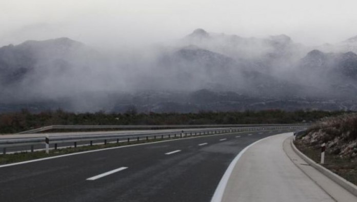 Magla na dionicama kroz kotline i riječne tokove, mogući sitniji odroni