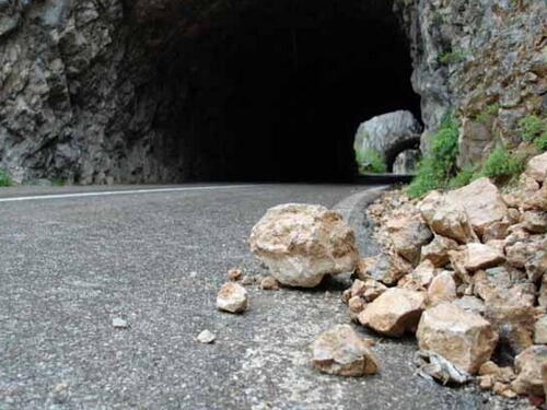 Magla na pojedinim dionicama, odroni i dalje opasnost na dionicama kroz usjeke