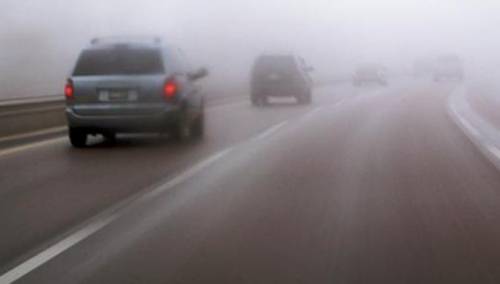 Magla otežava vožnju, učestali odroni, kolovozi vlažni i zaleđeni
