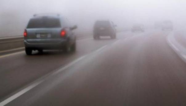 Magla otežava vožnju, učestali odroni, kolovozi vlažni i zaleđeni