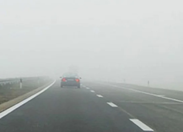 Magla smanjuje vidljivost, brojne dionice zatvorene ili usporene