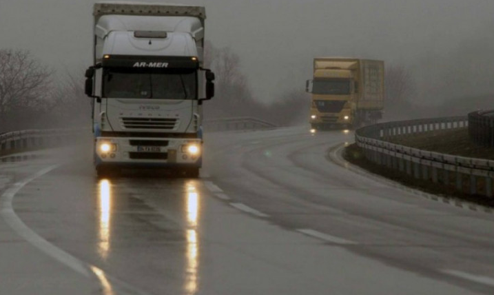 Magla smanjuje vidljivost, kolovoz mokar ili vlažan