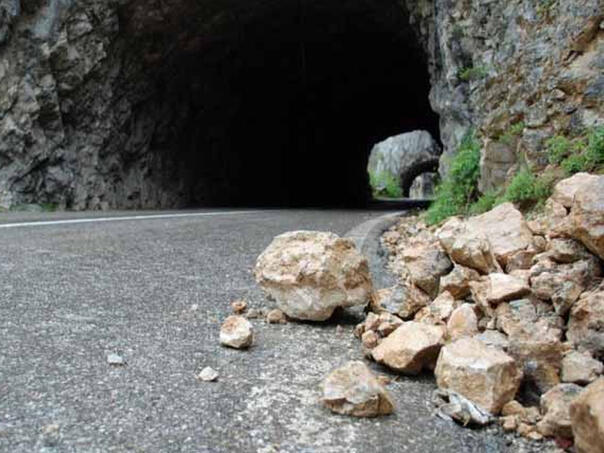 Magla smanjuje vidljivost na putevima, mogući odroni na brojnim dionicama