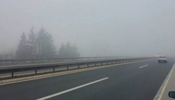 Magla smanjuje vidljivost uz riječne tokove i jezera