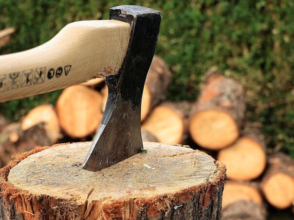 Maglaj: Pijan sa sjekirom napao policajce koji su došli da ga vode na liječenje od alkoholizma