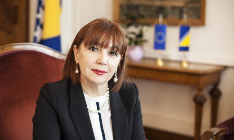 Mahmutbegović: Božić praznik radosti, mira, ljubavi i praštanja