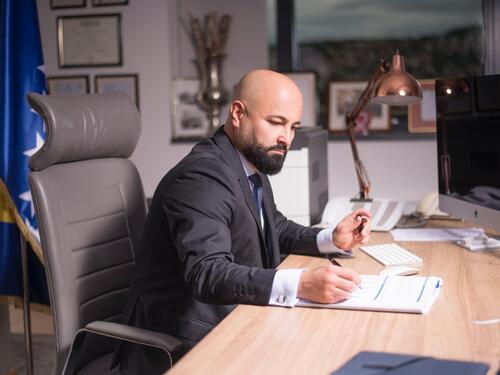 Mahmuzić za Vijesti o bankama, kreditima i kamatama, 'uvezenoj' inflaciji, podršci SAD