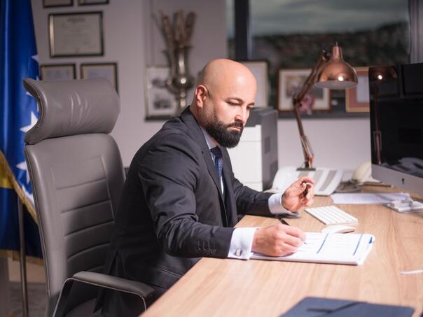 Mahmuzić za Vijesti o bankama, kreditima i kamatama, 'uvezenoj' inflaciji, podršci SAD