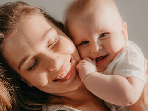 Majčinski dodir štiti djecu od stresa, upale i boli