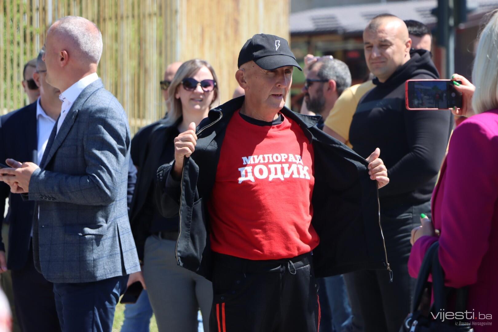 Dodikove pristalice otišle korak dalje: Majice podrške pred Sudom BiH