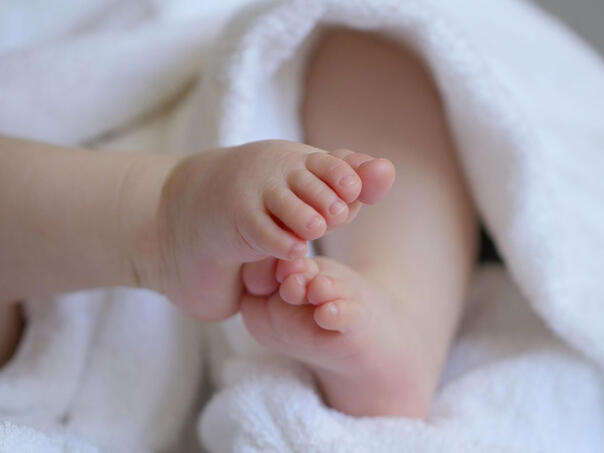 Majka (20) iz Banjaluke koja je pokušala ugušiti svoju bebu puštena na slobodu